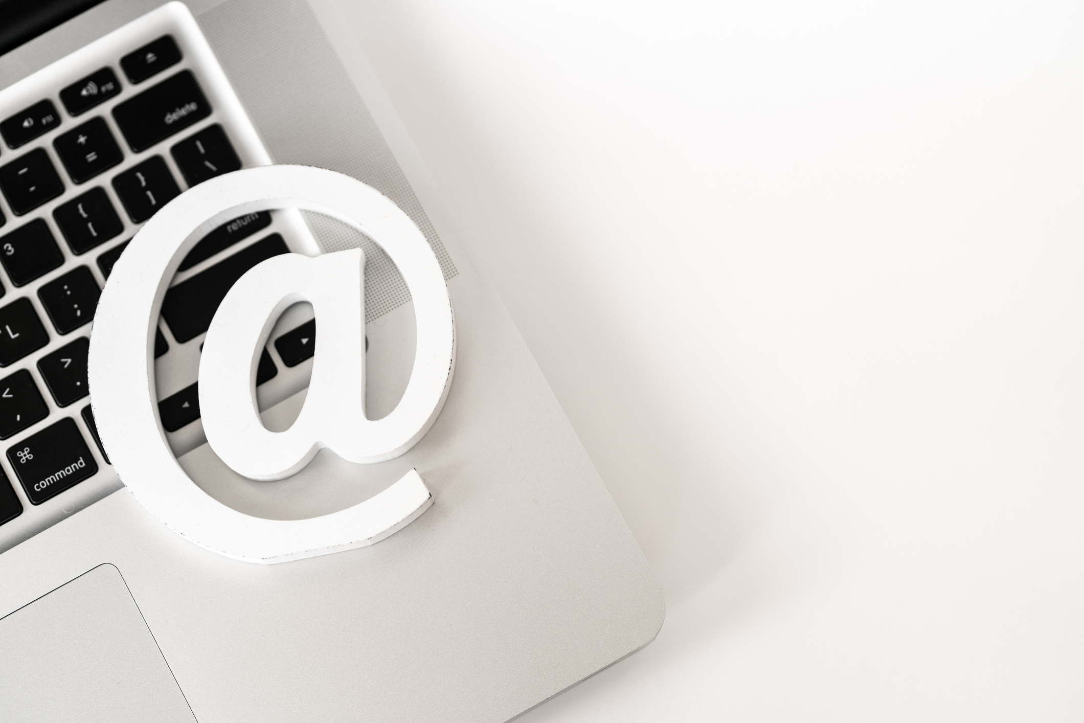 ノートパソコンにアットマークが乗っている画像